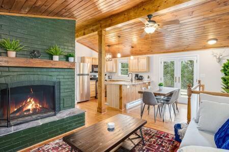 Harpers Ferry Cabin Hot Tub, Deck, Fire Pit, Wifi Buitenkant foto